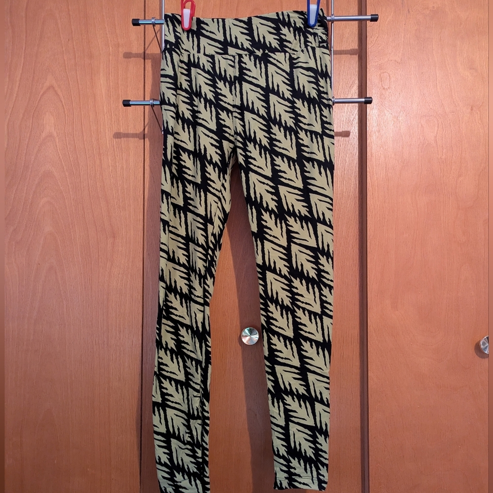 LuLaRoe OS Black Dark Green Leaf Print Leggings